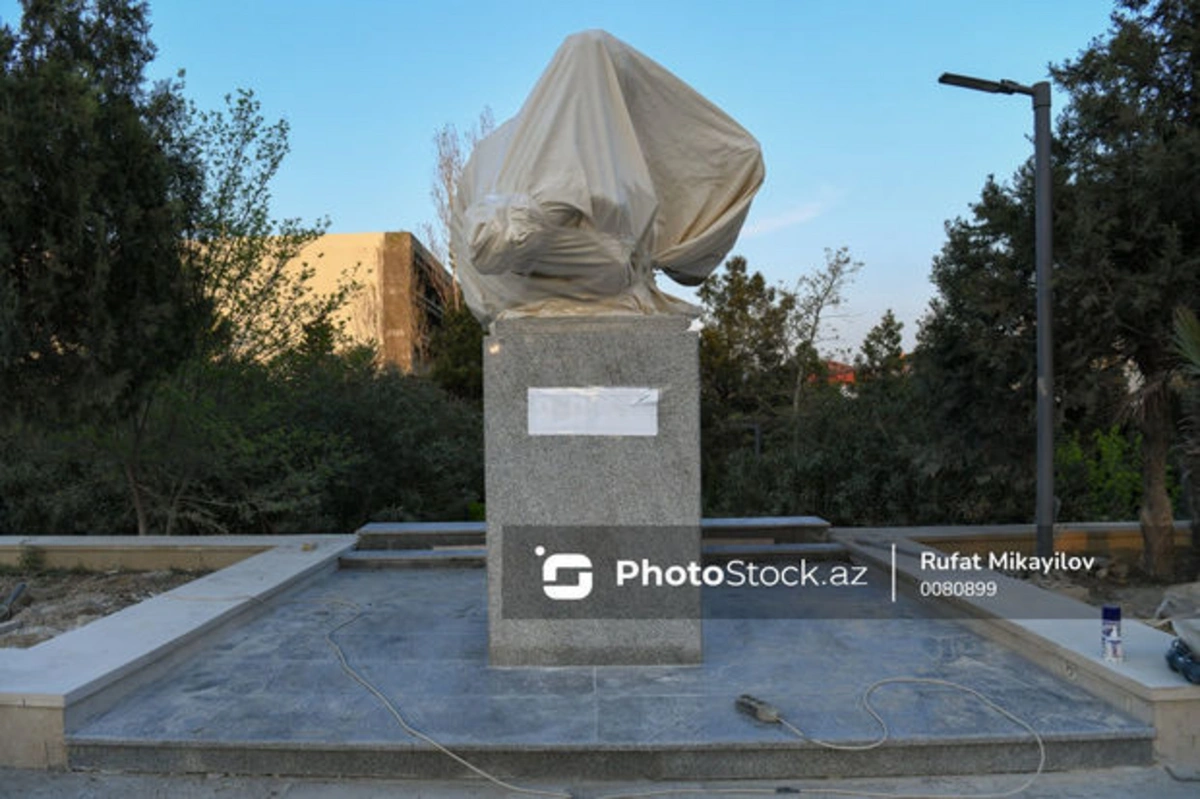В Баку установлен памятник Чингизу Айтматову - ФОТО